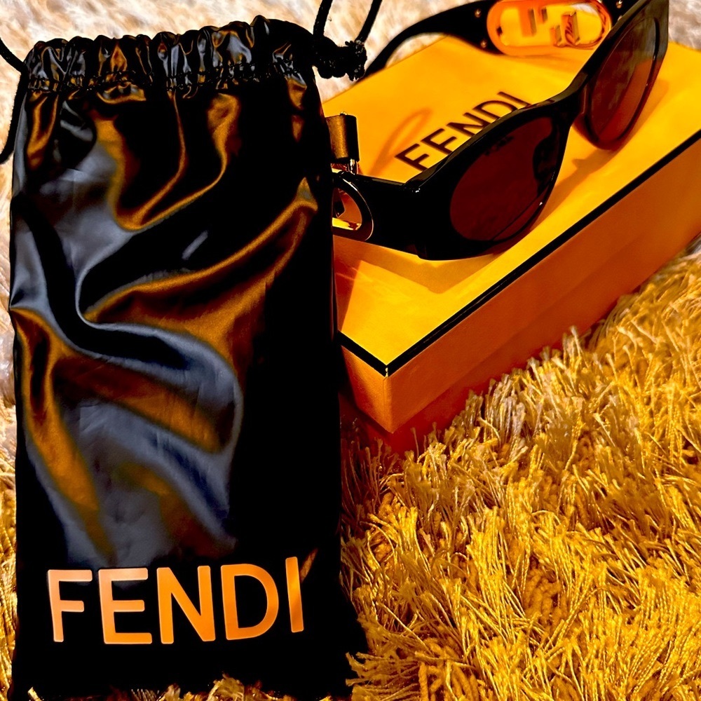 AUTHENIC FENDI WOMENS SUNGLASSES
